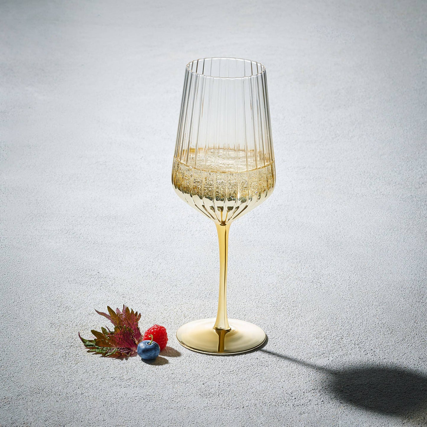 Vikko Gold Wine Glass (16 oz)